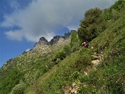 11 Subito in decisa salita con vista verso i contrafforti rocciosi del Cancervo